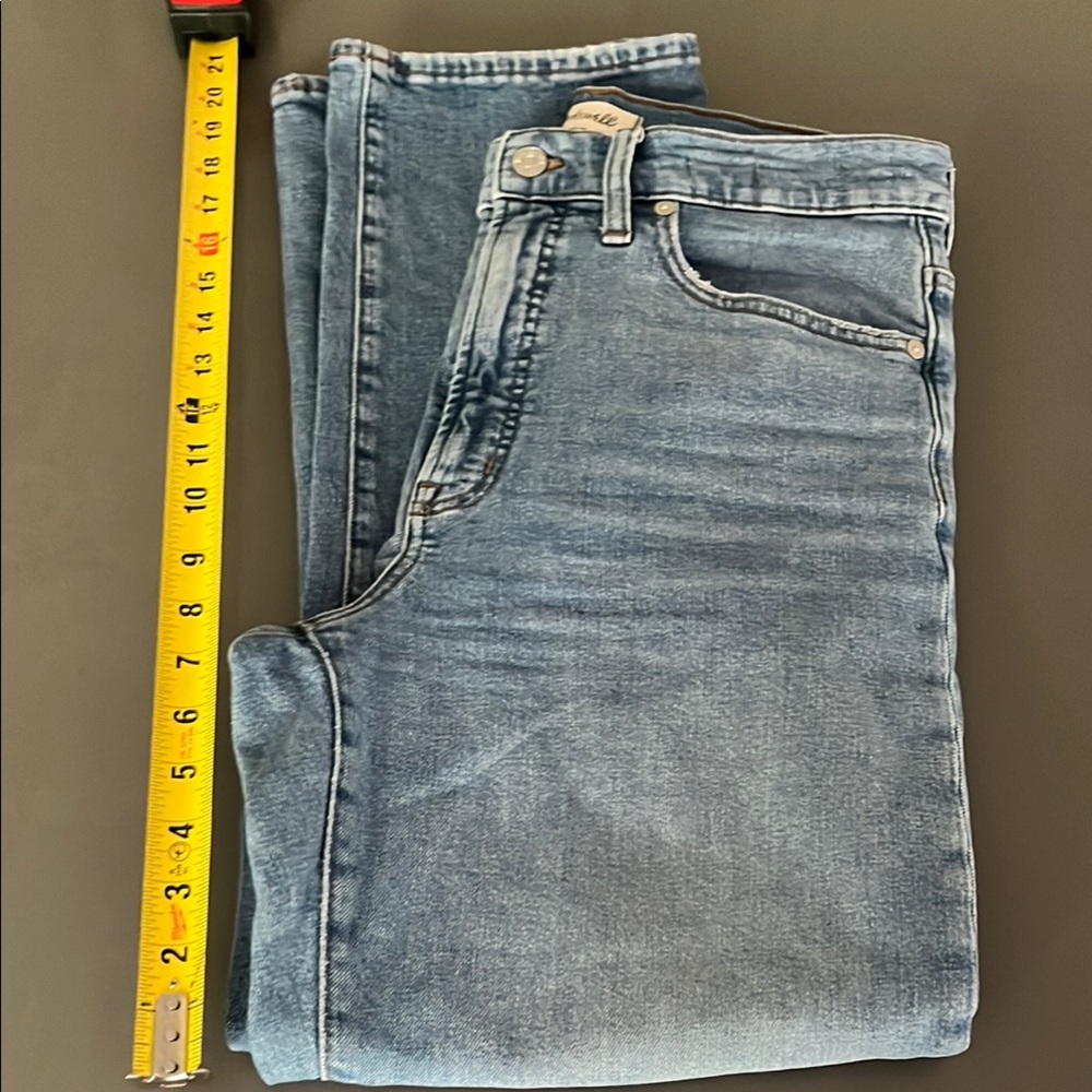 Madewell “The Perfect Vintage Straight Crop Jean” Size 28/ Light Blue Wash
